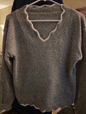 Emery Rose Gray Knit Sweater Womens S | V-Neck Scallop Trim